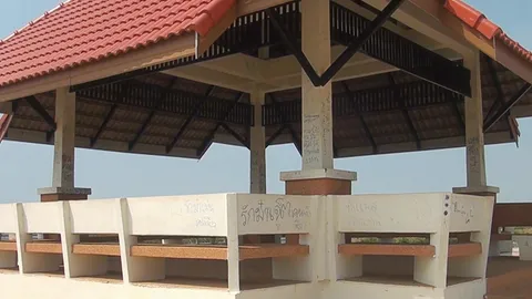 เจออีก! มือบอนขีดเขียนทุบทำลายจุดชมวิวหนองหาร จ.สกลนคร