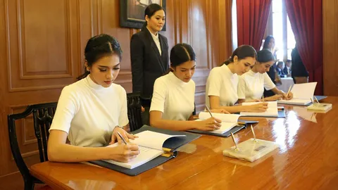 2 มิสยูนิเวิร์สถวายพระพร