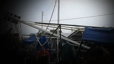 เต็นท์ปลิวว่อน! พายุหมุนพัดถล่มงานข้าวฮางโลก ที่สกลฯ 