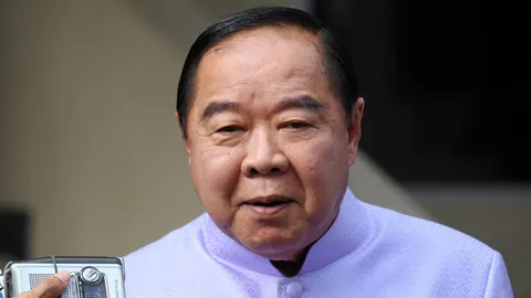 'ประวิตร' ปัดส่งทหารคุกคาม 'ยิ่งลักษณ์' แจงเพื่อดูแลความสงบ