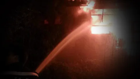 ไฟไหม้บ้าน เผาผู้อาศัยทั้งเป็นดับคากองเพลิง 1 ราย ย่านบางเสาธง 