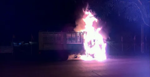 หนุ่มสิบล้อจอดพักนอน เครื่องยนต์ไหม้พรึบคลอกร่างดับอนาถ