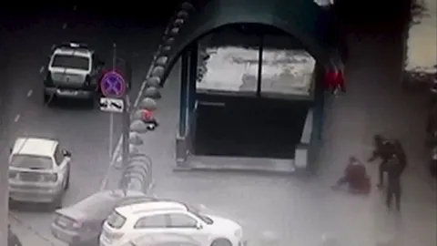 สยองเลย!! หญิงชุดดำเดินหิ้วหัวเด็กในมอสโก เป็นพี่เลี้ยงเด็ก ชาวอุซเบฯ