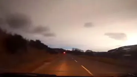 แสงอะไรกันนี่! ชาวสกอตแตกตื่น เห็นแสงสว่างจ้าบนท้องฟ้าตอนค่ำ (ชมคลิป)