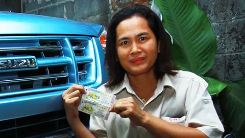 สุดเฮง! สาวโรงงาน ถูกหวย รับ 6 ล.เผย เอาเลขทะเบียนเสี่ยงโชค 