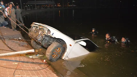 หนุ่มเมาชะตาขาดสตาร์ตเก๋ง พุ่งตกทะเลสาบเมืองทองดับ