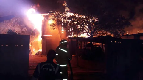 ไฟไหม้บ้านกลางเมืองอุบลฯ วอด 2 หลัง หญิงชราดับคากองเพลิง