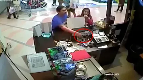 วงจรปิดมัด! ลูกค้าแสบเนียนสั่งชานม ก่อนฉกมือถือ พนง.