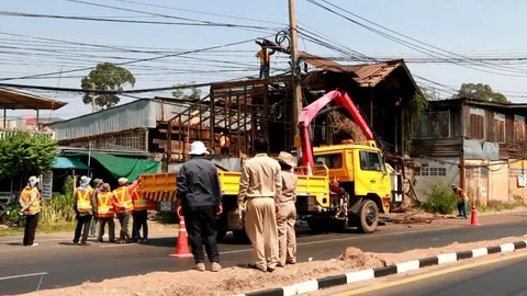 รื้อแล้วบ้านไม้ในตำนาน! แยกม่วงสามสิบ เหตุตั้งอยู่คอขวด ทำรถติด 