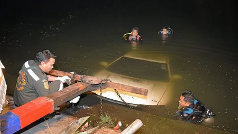 หนุ่มเมาขับ รถตกน้ำดับ