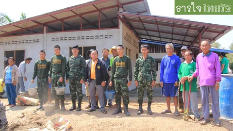 ทหาร จับมือชาวบ้าน อาสาสร้างบ้านช่วยยาย 70 ปี ยากจนสู้เลี้ยงลูกพิการ