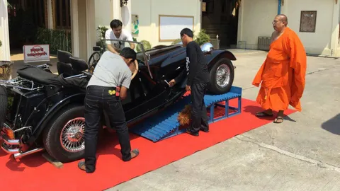 'ส้วมแพงกว่ารถ' พระน้ำฝนเข็นรถหรู จอดโชว์หน้าสุขาวัด!