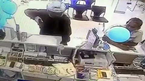 รวบจ่าเอก ทรภ.3! จี้แบงก์ภูเก็ต กวาด 4.7 แสน ส่งตัวดำเนินคดีเด็ดขาด