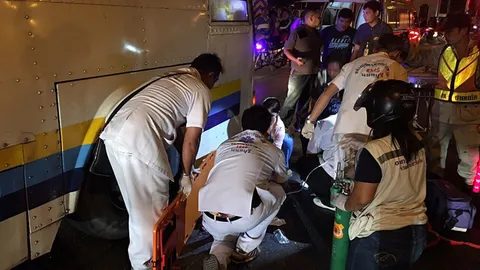 รถเมล์สาย 33 ชนรถจยย.สามล้อหญิงพิการ ลูกสาว 9 ขวบเจ็บสาหัส