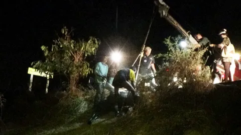 หนุ่มกู้ภัย ช่วยวัวตัวผู้ตกคลองชลประทานน้ำแห้งขอด สภาพวัวขาหัก