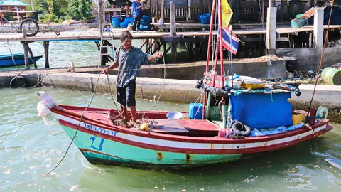 รู้จัก 'ตายุ้ย' นักล่าวิญญาณแสมสาร ผู้เก็บศพกลางทะเลมากว่า 300 ศพ