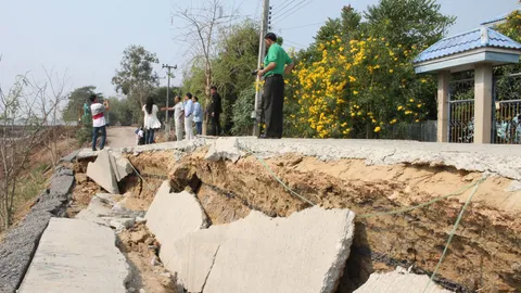 ผลภัยแล้ง ถนนเลียบคลองบางกุ้ง ทรุดยาว 100 ม. พบสร้างเสร็จไม่ถึงปี