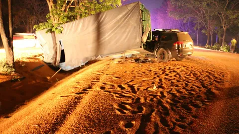 ติดยาว! รถบรรทุกข้าวโพด คว่ำ เทกระจาดเกลื่อนถนนกำแพงเพชร