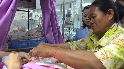 น้องไอดินแข็งแรง ออกจากตู้อบแล้ว คนช่วยทำพิธีผูกแขนฮ้องรับขวัญ