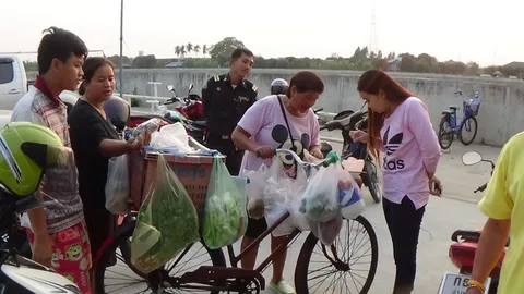 แม่ค้าน่องเหล็ก! ปั่นจักรยานขายกับข้าวกว่า 18 ปี หารายได้จุนเจือครอบครัว