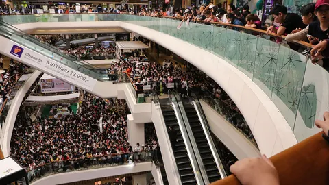 ฟังกี่ทีพี่ก็ขนลุก! ติ่งทรงพลังอย่างแรงกรี๊ดรับ EXO เซ็นทรัลลาดพร้าวสะเทือน (ชมคลิป)