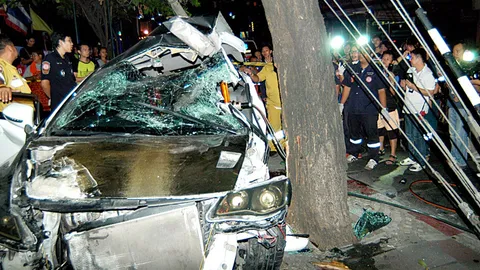 หนุ่มกองถ่ายซิ่งซีวิคชนเสาไฟฟ้า รถเหวี่ยงชนต้นไม้ เพื่อนคอหักดับคาที่