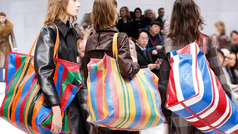 Balenciaga คอลเลกชั่นใหม่ คล้ายกระเป๋ากระสอบสายรุ้ง