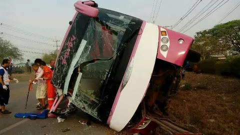 บัสหลุดโค้งพลิกคว่ำ หลวงตา-ครูท้อง 5 เดือนตายคารถ เจ็บ25