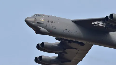 แบกอาวุธทีเดียวได้กว่า 3 ตัน! มะกันพร้อมส่งบินทิ้งระเบิดชื่อดัง B-52 ถล่มไอซิส