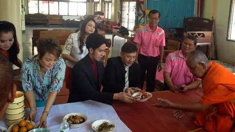 ทายาท 'พุ่มพวง' ทำบุญวันเกิด เขย่าเซียมซีเลขเด็ด '606' ให้หวยแฟนเพลง