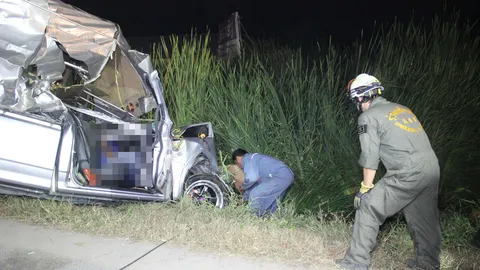 ดับคู่! 2 หนุ่ม ซิ่งกระบะ ชนท้าย18ล้อ บรรทุกเสาเข็ม ดับสยอง 