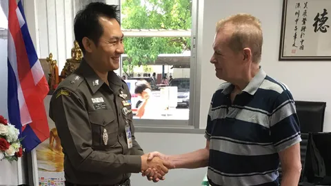 ซึ้งน้ำใจ! เฒ่าแคนาดาช็อกน้ำตาล รุดขอบคุณ ตม.สระแก้ว ช่วยรอดชีวิต