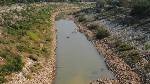 สภาพแม่น้ำยมแห้งขอด กลายเป็นเกาะแก่ง เดินข้ามได้สบาย