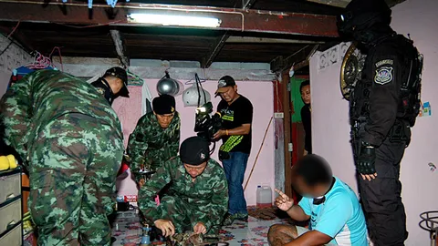 ปส.สนธิกำลัง ลุยค้น 5 จุด บ้านผู้มีอิทธิพล ชุมชนท่าอิฐ จ.นนทบุรี