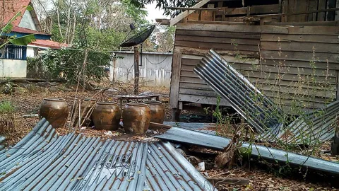 พายุฤดูร้อน พัดถล่มหมู่บ้านชายแดนที่ศรีสะเกษ เสียหาย 30 หลัง-ไฟดูดดับ 1