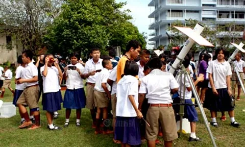 ทั่วไทยตื่นเต้นแห่ชม 'สุริยุปราคา'