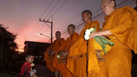 ชื่นชมหนูน้อยเมืองคอนวัย 2 ขวบยืนตักบาตรตอนเช้ามืดคนเดียว