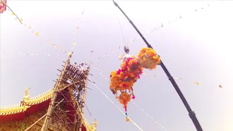 ชาวบ้านพะเยา ตะลึง แห่ทำบุญวัดใหม่ ยกช่อฟ้าด้วยรถเครนแทนเชือกชัก