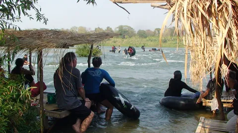 ฝนแล้ง อากาศร้อนจัด! ชาวอำนาจเจริญ แห่ลงเล่นลำน้ำโขง เงินสะพัด