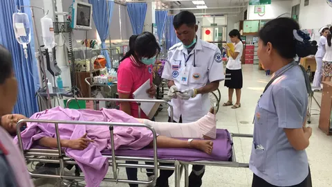 หยอกกันจนได้เรื่อง! วัยรุ่นยัดประทัดในกางเกง เพื่อนเตะ บึมใส่ก้น