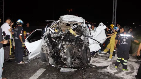 สาวขับรถตู้มากับหนุ่ม เสยท้ายพ่วง 18 ล้อ ดับคู่ คาสะพานภูมิพล 1