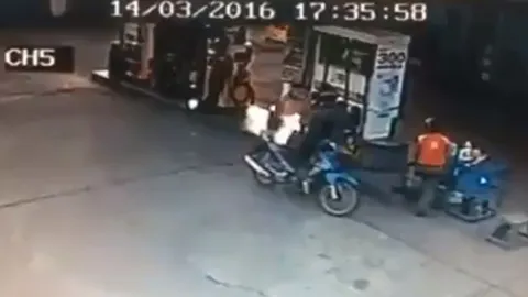 หนุ่มเติมน้ำมันโทรศัพท์สายเข้า ไฟลุกพรึ่บในปั๊มเชลล์ หนีกันจ้าละหวั่น