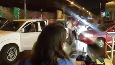 ตร.เร่งสอบ! โชเฟอร์กระบะโหดใช้มีดฟันรถแท็กซี่พังเละ 