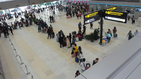 พาณิชย์ จี้ ทอท. ลดราคาน้ำดื่มในสนามบิน ขายได้ไม่เกินขวดละ 12 บ.