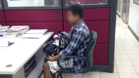 หนุ่มสะพายเป้มีพิรุธ ตร.ลาดกระบังขอค้น ผงะพบศพทารกซุกอยู่