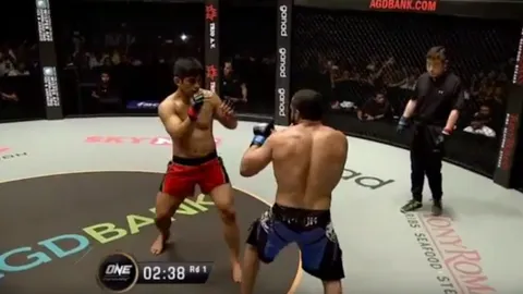 'งูเหลือมพม่า' สุดโหด! รัดคอ 'อาลี' น็อกยกแรก คู่เอก MMA ที่ย่างกุ้ง