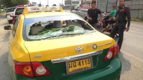 ชายคลั่งถือไม้ไล่ทุบแท็กซี่ ชิงอีกคันหนี จากปทุมฯ เข้า กทม.เร่งสกัด