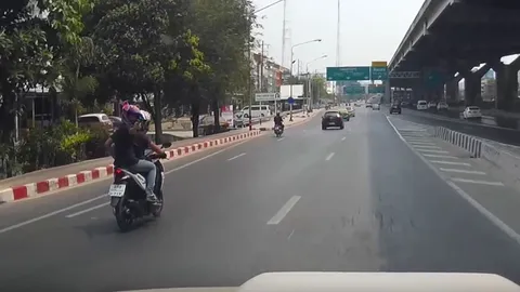 ตร.พบคลิปชักปืนขู่กลางเมือง เป็นปืนปลอม แจ้งข้อหาเจ้าของ จยย. (ชมคลิป)