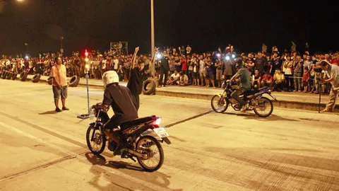 จัดสนามแว้น แห่ประลอง