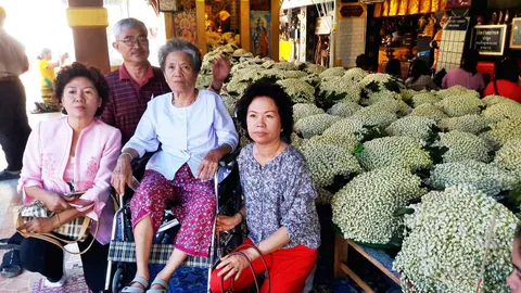 ถวายมาลัยมะลิ 1 แสนพวง แก้บนหลวงพ่อทันใจ! เชื่อช่วยให้กลับมาเดินได้ 